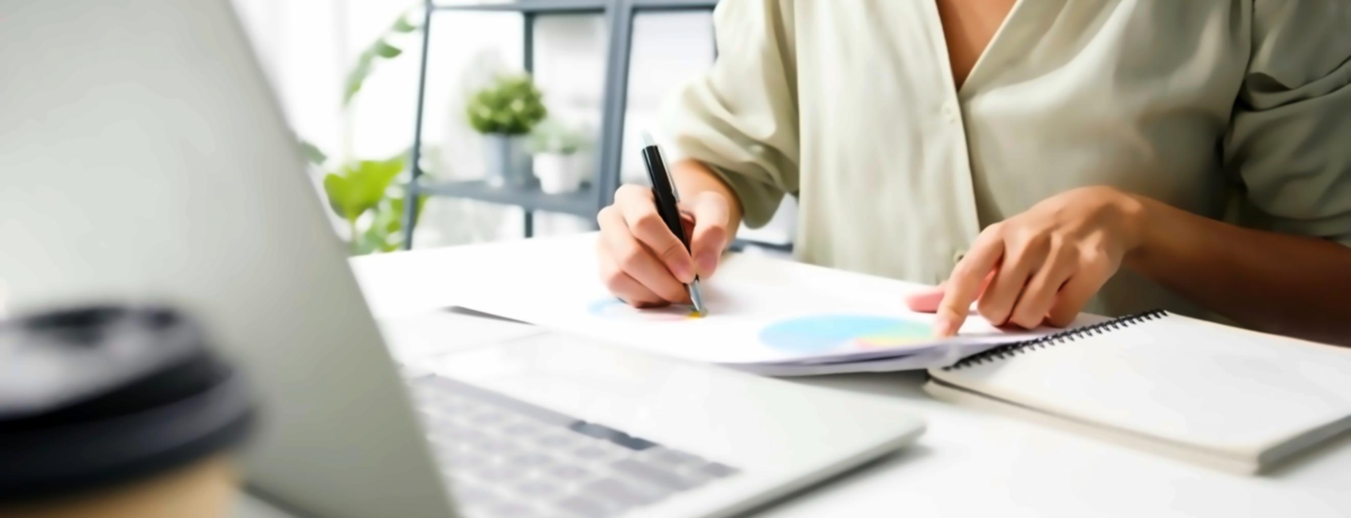 Session de formation en négociation financière avec participants actifs