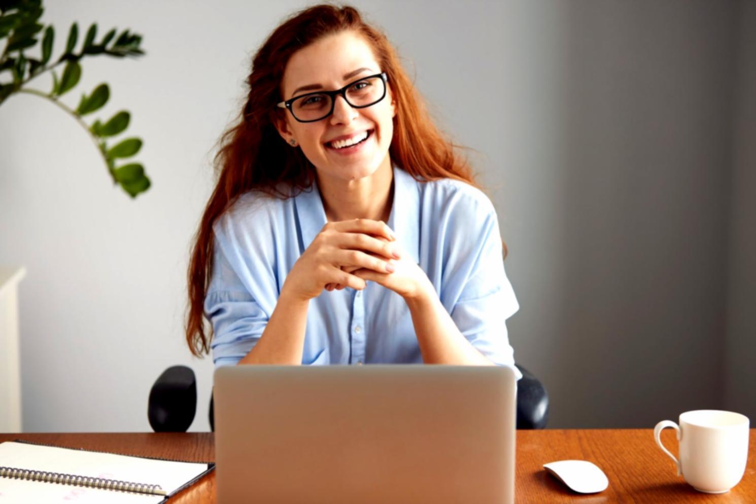 Professionnel analysant des documents financiers dans un environnement de travail moderne