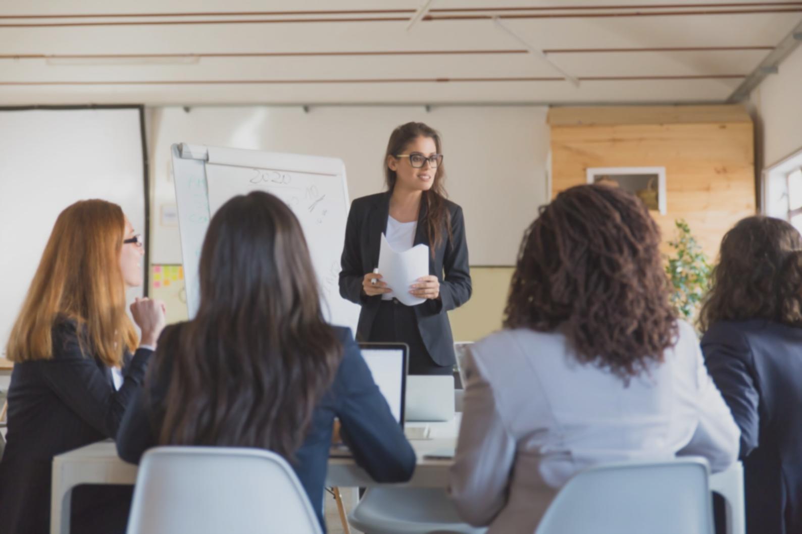 Espace de travail avec documents financiers et outils d'analyse pour la préparation de négociations